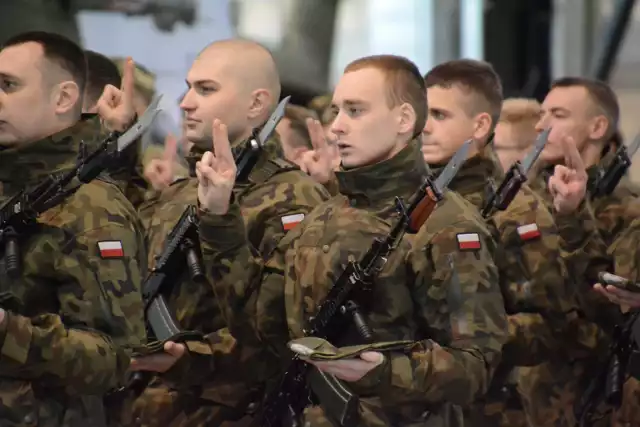 Na uroczystość przybyli też licznie zaproszeni goście żołnierzy składających przysięgę