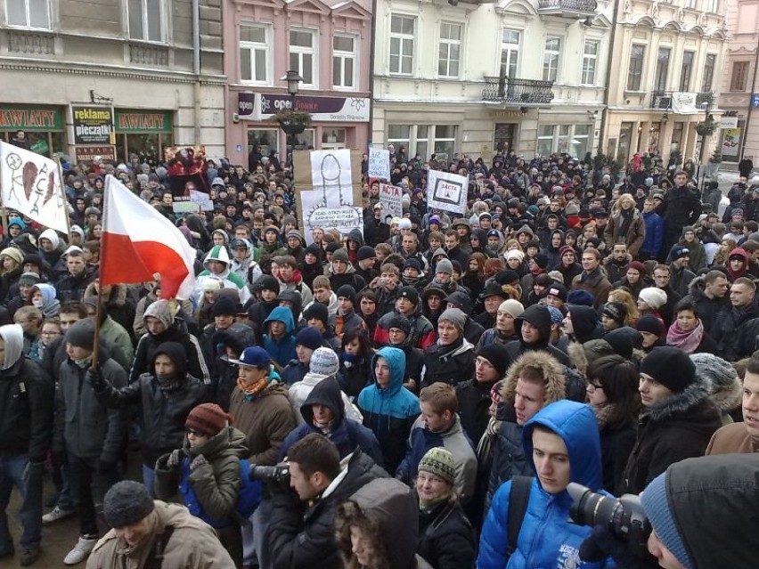 Manifestacja przeciw ACTA w Lublinie przed Ratuszem
