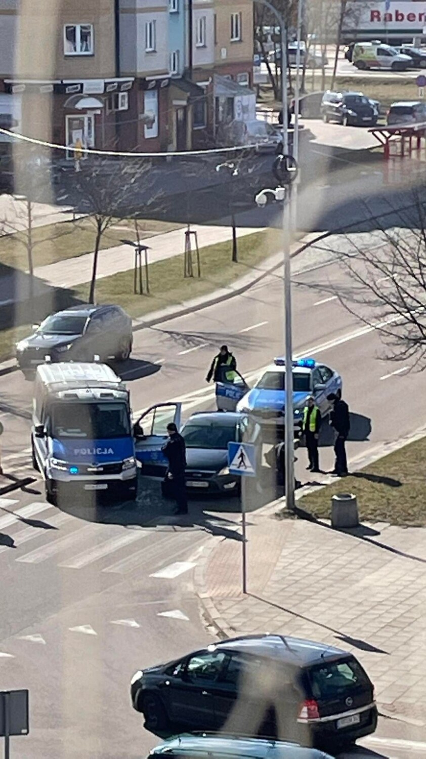 Policyjny pościg ulicami Białegostoku, zakończony na osiedlu TBS. Kierowca forda uszkodził radiowóz, miał ponad dwa promile 
