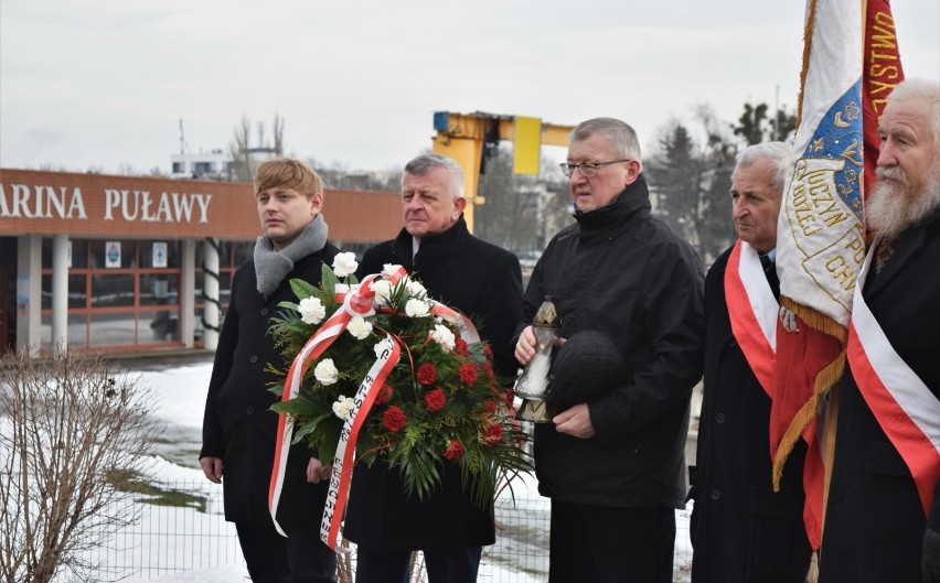 75. rocznica egzekucji na wale wiślanym w Puławach. Władze miasta złożyły wieńce (ZDJĘCIA)