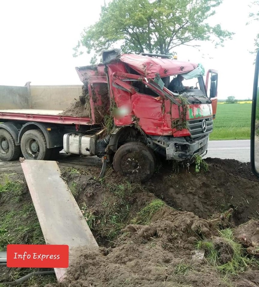 Ciężarówka w rowie przy DK 46 w Pawonkowie 20.05.2019.