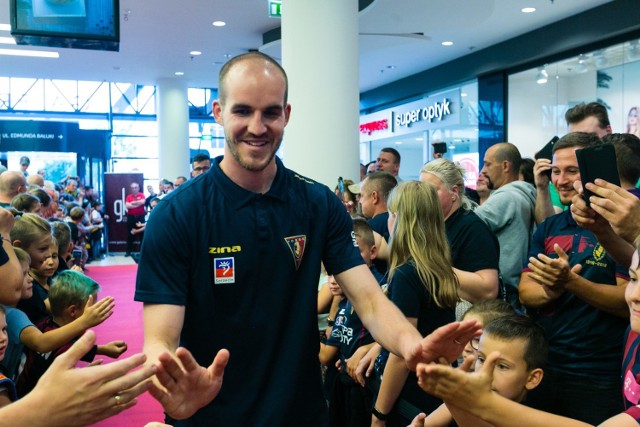 Można powiedzieć, że Pogoń Szczecin lekko poszalała w tym okienku transferowym. Zespół potrzebował wzmocnień głównie w linii obrony, więc do tej formacji doszło aż czterech zawodników. Pojawili się także zagraniczni skrzydłowy i napastnik. Są także obiecujące powroty młodych zawodników z wypożyczeń. Sezon rusza w niedzielę. Pierwszy mecz Pogoni w Warszawie z Legią. 

Pogoń po odejściu doświadczonego Łukasza Załuski potrzebowała kogoś pewnego w bramce. Pozostali golkiperzy to melodia przyszłości. Pogoń zakontraktowała więc Dante Stipicę. Chorwat podpisał umowę na 2 lata. Zawodnik trafił na Twardowskiego na zasadzie wolnego transferu rozwiązaniu kontraktu z klubem bułgarskiej ekstraklasy – CSKA Sofia. Dante urodził się 30 maja 1991 roku w Splicie. Mierzy 189 cm. W swojej karierze reprezentował barwy klubów w swojej ojczyźnie, przede wszystkim Hajduka Split, oraz bułgarskiego CSKA. W chorwackiej Prvej Lidze rozegrał łącznie 51 meczów, a na drugim poziomie jego bilans to 27 spotkań.

W klubie ze stolicy Bułgarii był zmiennikiem i zaliczył tylko dwa mecze ligowe oraz dwa w pucharze krajowym. CSKA zajął w zakończonym sezonie 2. miejsce w ligowej tabeli. W przeszłości Stipica występował w kadrach młodzieżowych Chorwacji.