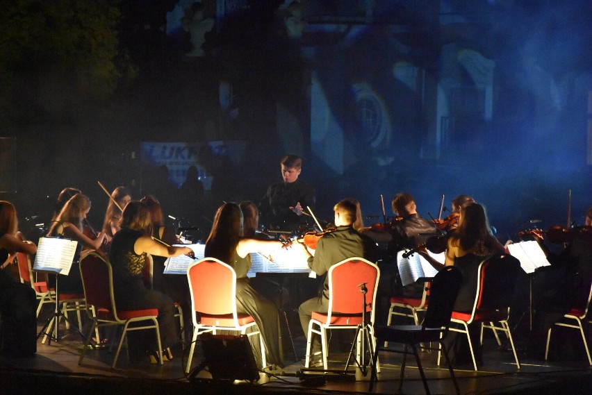 Koncert finałowy Lumen Art Festival na plenerowej scenie w parku wokół Pałacu Długoszów. Miłośnicy pięknych dźwięków dopisali [ZDJĘCIA]