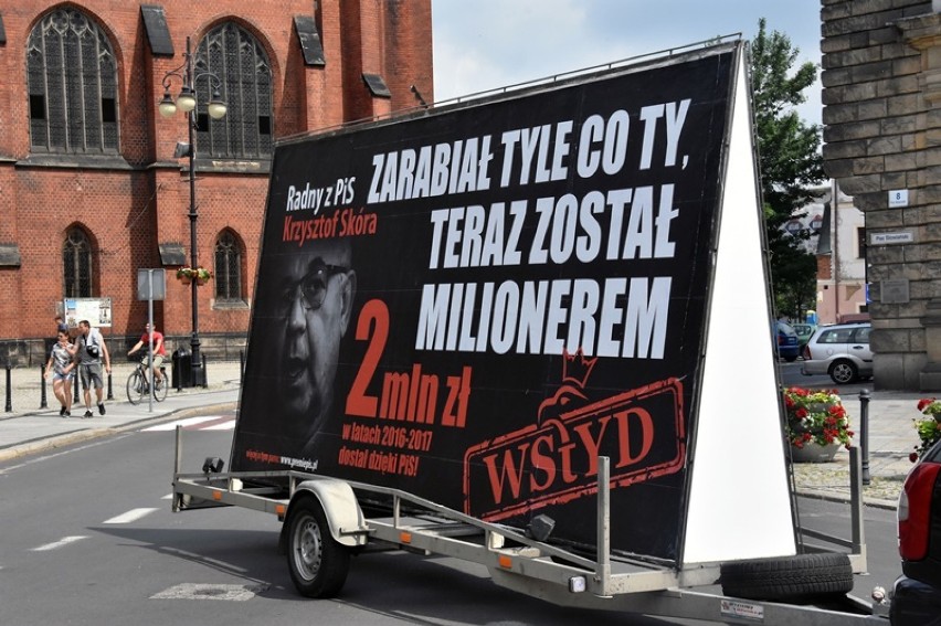 Akcja billboardowa pod nazwą "Konwój wstydu" przyjechała do Legnicy [ZDJĘCIA]