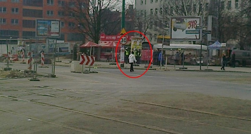 Poznań: Policjanci zajęci rozmową nie widzieli pieszych