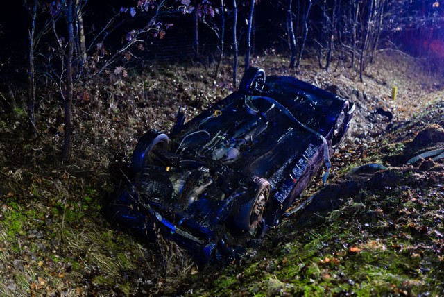 Do niebezpiecznej sytuacji doszło w niedzielę wieczorem, 6 lutego na drodze nr 132 między Gorzowem a Witnicą. 
- Zdarzenie miało miejsce o 17. 30. Kierowca jadący z Nowin Wielkich w kierunku Witnicy uderzył w jelenia.  Kolejny kierujący, chcąc uniknąć kolizji, zjechał z drogi i przekoziołkował – informuje bryg. Bartłomiej Mądry, oficer prasowy Komendy Miejskiej Państwowej Straży Pożarnej w Gorzowie. – Na szczęście nic nikomu się nie stało, wszystkie osoby o własnych siłach opuściły samochody. Pogotowie, które przyjechało na miejsce, nie musiało interweniować. Niestety, jeleń nie przeżył – dodaje. 

Na miejscu były trzy jednostki straży pożarnej, z Witnicy i Nowin Wielkich, które przed godz. 19.00 powróciły do bazy. Na drodze nie ma już utrudnień. 

zytaj także: Korytarz życia na drodze. Jak go utworzyć? Wystarczy przestrzegać kilku zasad!