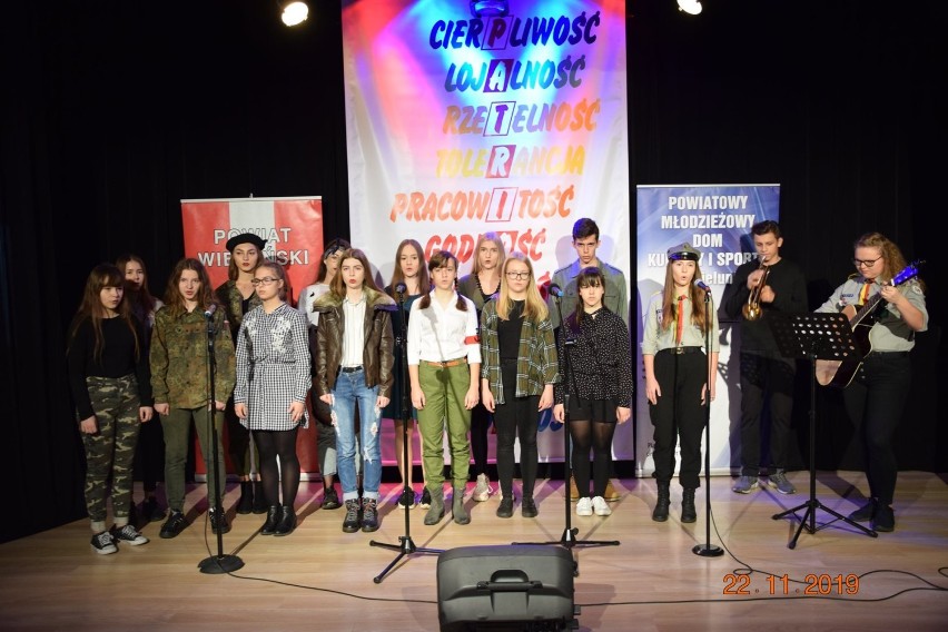 Rekordowa liczba uczestników Międzypowiatowego Festiwalu Piosenki Patriotycznej w Wieluniu [FOTO]