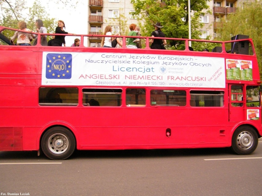 Podczas juwenaliów można podróżować londyńskim autobusem....