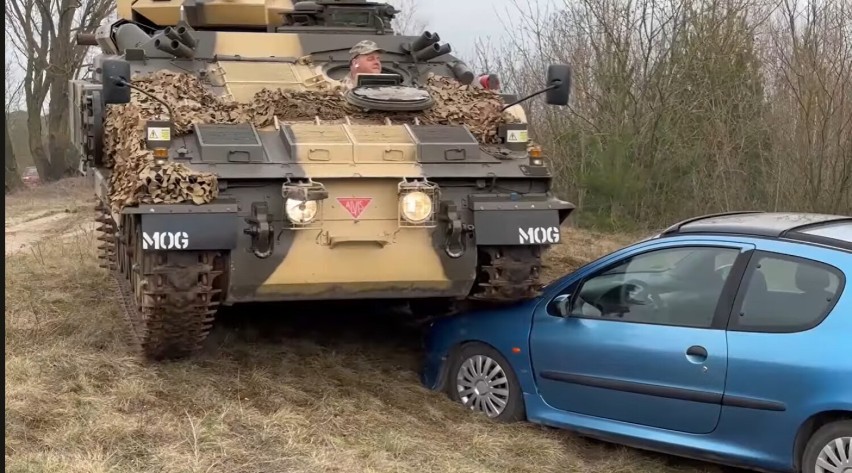  Burmistrz rozjechał czołgiem auto leśnego śmieciarza. To nietypowa  kampania społeczna w Skarszewach