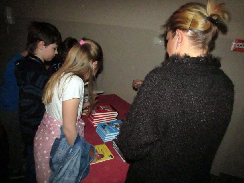 Spotkanie z Małgorzatą Strękowską-Zarembą w bibliotece.