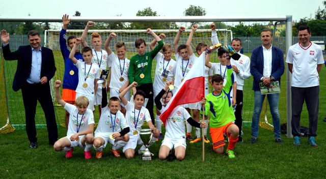 Młodzicy Unii Oświęcim pod szyldem reprezentacji Polski, wygrali międzynarodowe Oświęcimskie Euro 2016. Na zdjęciu z przedstawicielami samorządu, prezydentem Januszem Chwierutem (z lewej) i starostą Zbigniewem Starcem (z prawej, w niebieskiej marynarce).