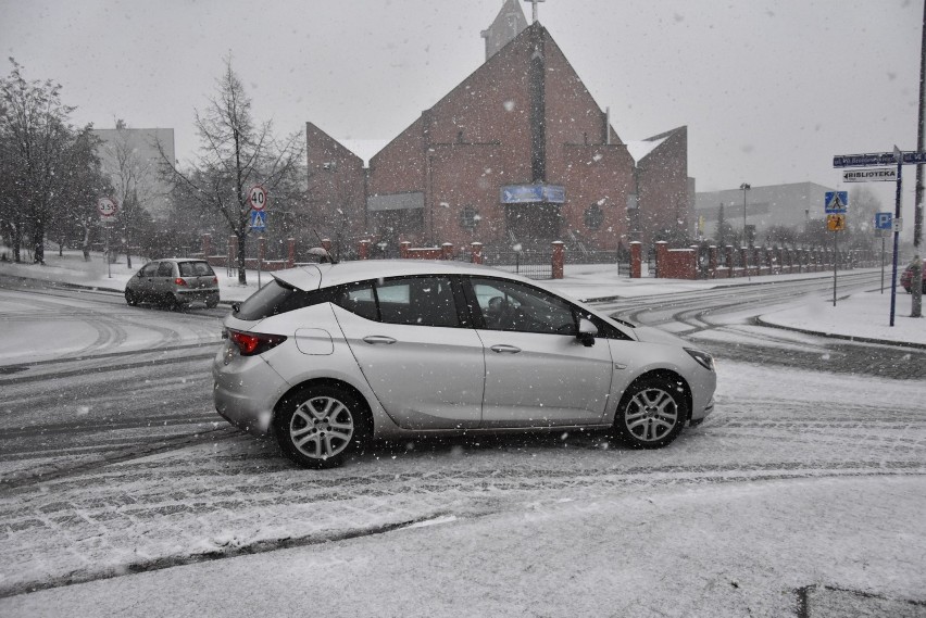 Chrzanów. Spadł śnieg. Jest pięknie, ale ślisko na drogach [ZDJĘCIA]