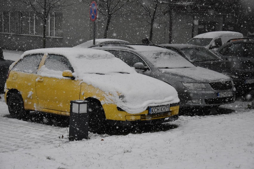 Chrzanów. Spadł śnieg. Jest pięknie, ale ślisko na drogach [ZDJĘCIA]