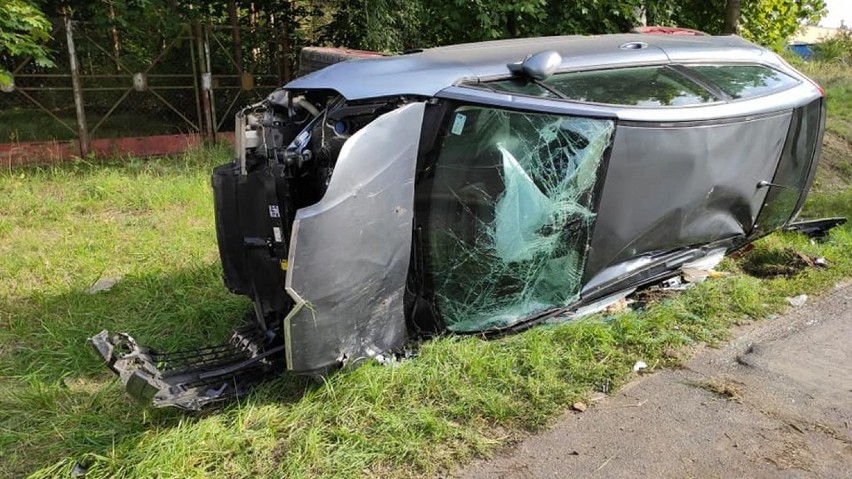 Wypadek na trasie Leszno – Góra. Auto wypadło z drogi i dachowało [ZDJĘCIA]