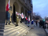 Protesty antyszczepionkowców pod komendą w Opolu. Głos zabrała policja. Mówi o "nieodpowiedzialnym zachowaniu"