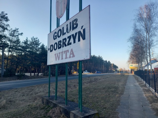 Witacz przy ulicy Lipnowskiej w Golubiu-Dobrzyniu jest bardzo zniszczony, odchodzi z niego farba, odlepiają się litery, widać pęknięcia na folii, a ostatnio odpadł nawet metalowy grot.