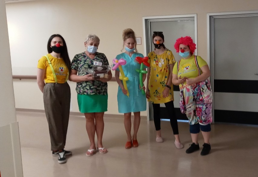Fundacja Dr Clown podziękowała sieradzkim pielęgniarkom z okazji ich święta (zdjęcia)