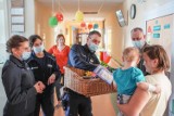 Przedświąteczna wizyta u najmłodszych pacjentów Szpitala Specjalistycznego w Pile. Na twarzach dzieci pojawiły się uśmiechy 