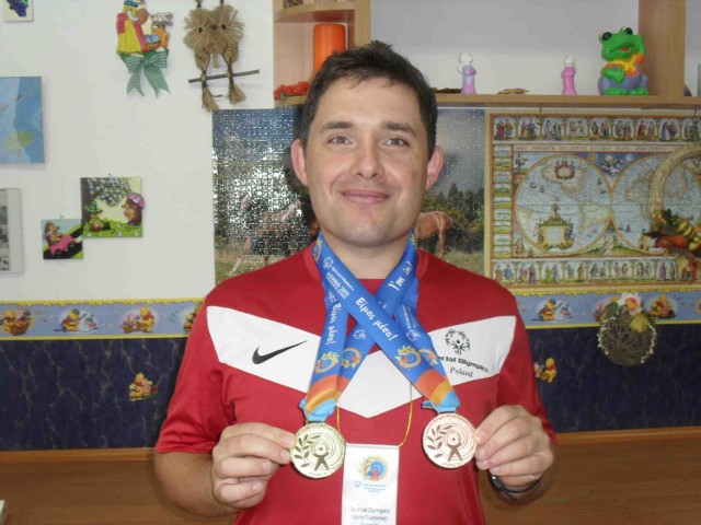 Dariusz Jaskólski z medalami z Aten