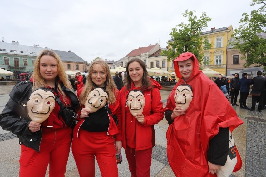 Najlepsze przebrania studentów na korowodzie 2023 w Kielcach. Człowiek "kibel", postacie ze "Shreka", "Wednesday", a nawet biskupi!