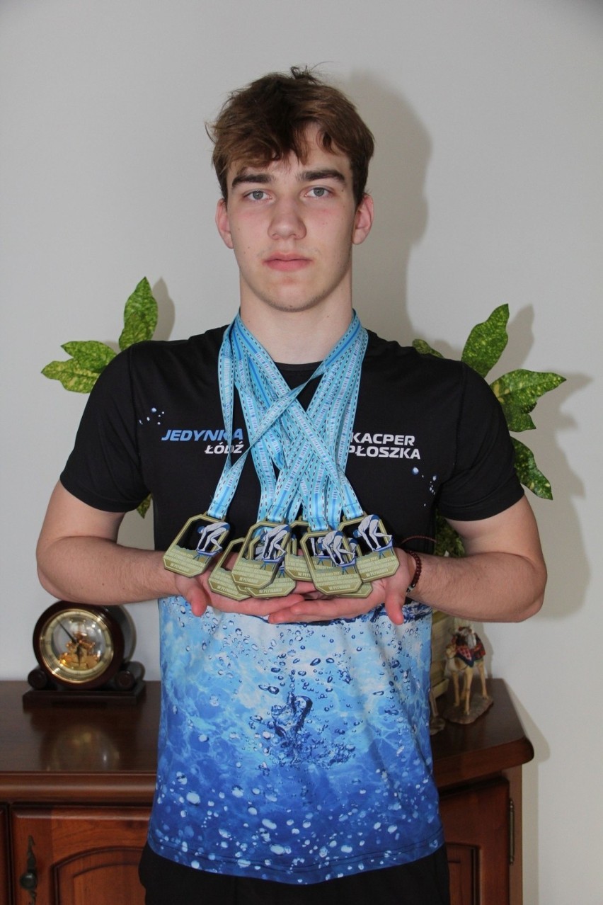 Osiem medali Kacpra Płoszki podczas Mistrzostw Polski Juniorów Młodszych w pływaniu