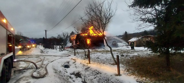Pomimo szybkiej reakcji, dom strażaka z OSP Wojtkowa spłonął doszczętnie