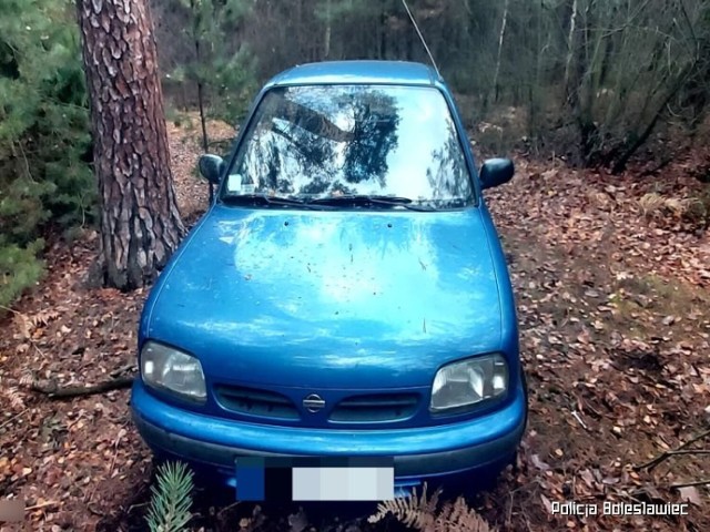 Samochód został odnaleziony w lesie koło Bolesławca.