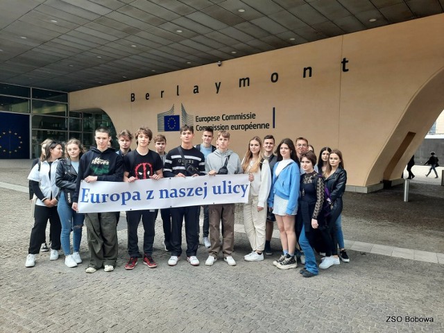 Uczniowie Zespołu Szkół Ogólnokształcących z Bobowej którzy wzięli udział w finale projektu „Europa z naszej ulicy”  pojechali do Brukseli