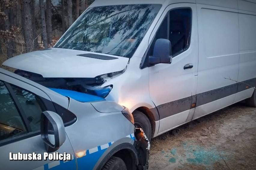 Uciekał przed policją i uderzył w radiowóz, który zablokował...