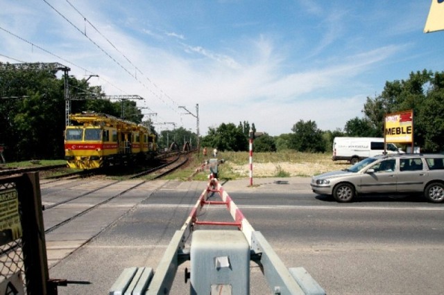 Czterem mężczyznom znudziło się czekanie przed opuszczonym ...