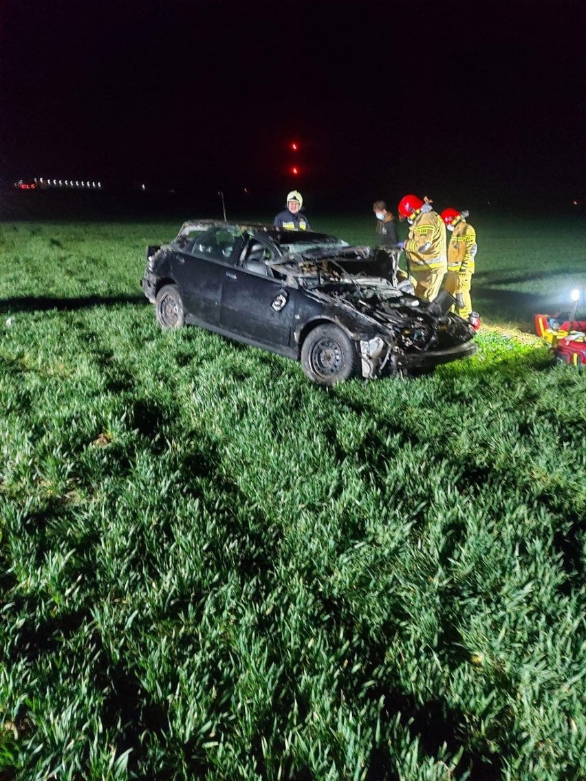 Wypadek w Granowie: Wyprzedzał, pędził lewym pasem i przejechał przez drogowe słupki