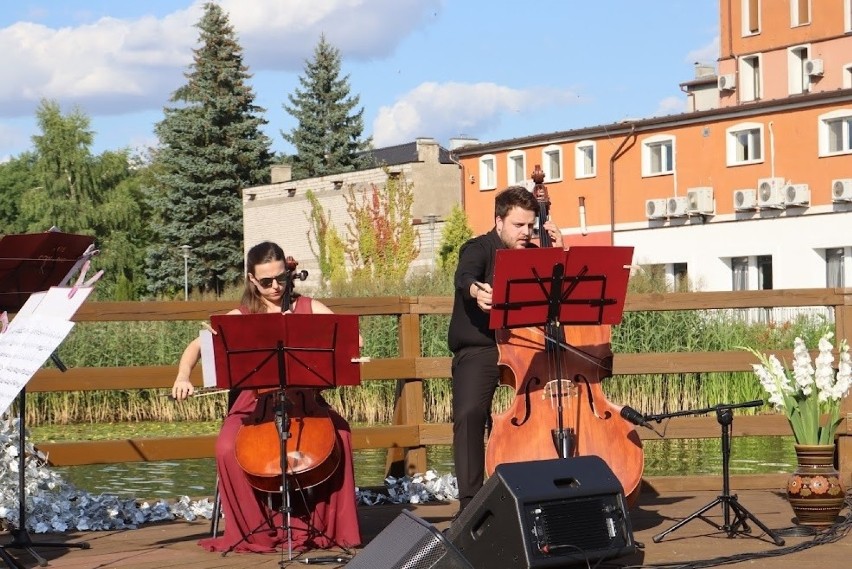 Koncert smyczkowy Arte Con Brio na molo w Sępólnie