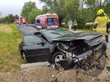 Wypadek Skrzynka. Niebezpieczny poranek pod Dąbrową Tarnowską. Samochód wjechał do rowu, a trzy osoby trafiły do szpitala