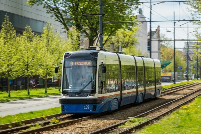 Największe prędkości komunikacyjne w szczycie i poza nim osiąga "piątka", najwolniejsze są "ósemka" i "czwórka".