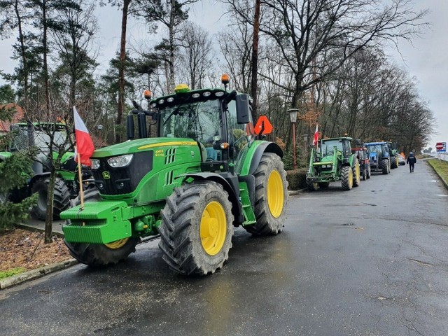 Tak wyglądał protest w lutym 2022 roku w Krzemieniewie. Stąd rolnicy wyjechali na krajową drogę 12.