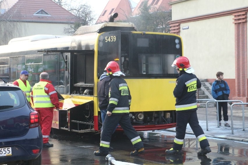 Pożar autobusu MPK na ulicy Bezpiecznej we Wrocławiu. Gasiły go trzy zastępy strażaków! [FILM, ZDJĘCIA]