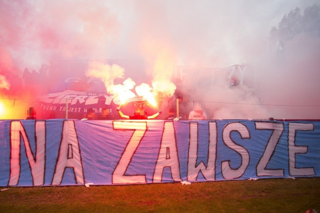 Gryf Słupsk ukarany za sobotni mecz z Pogonią Lębork. W sektorze Pogoni wyrywano krzesełka, a w sektorze Gryfa odpalono race.