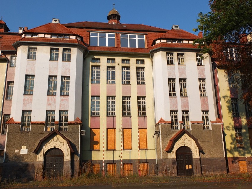 Opole zamknęło szkołę. Od czterech lat stoi pusta [zdjęcia]