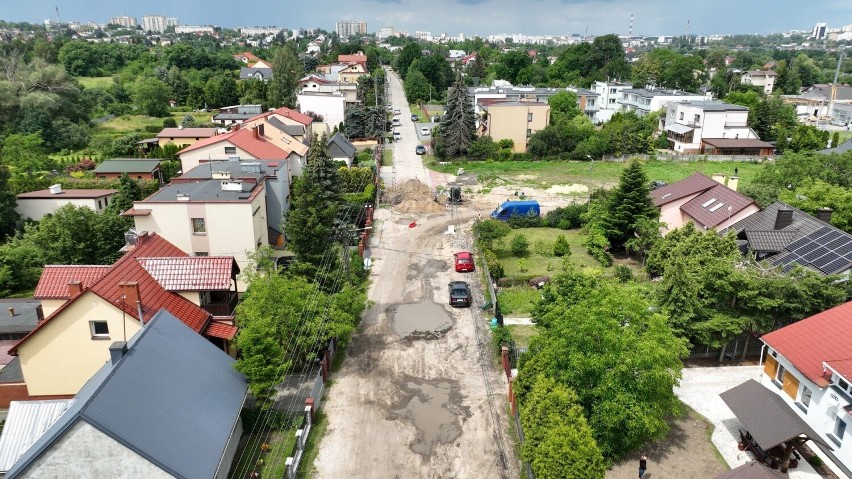Nowa asfaltowa ulica z chodnikami i oświetleniem w Kielcach. Mieszkańcy zabiegali o remont od lat. Zobacz zdjęcia 