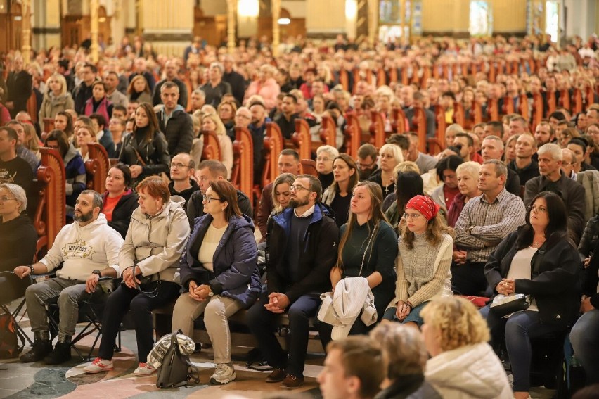 Ponad 3 tys. osób modliło się za swoje małżeństwa przez 24 godziny. Odbył się Ogólnopolski Kongres Modlitewny Małżeństw w Licheniu 