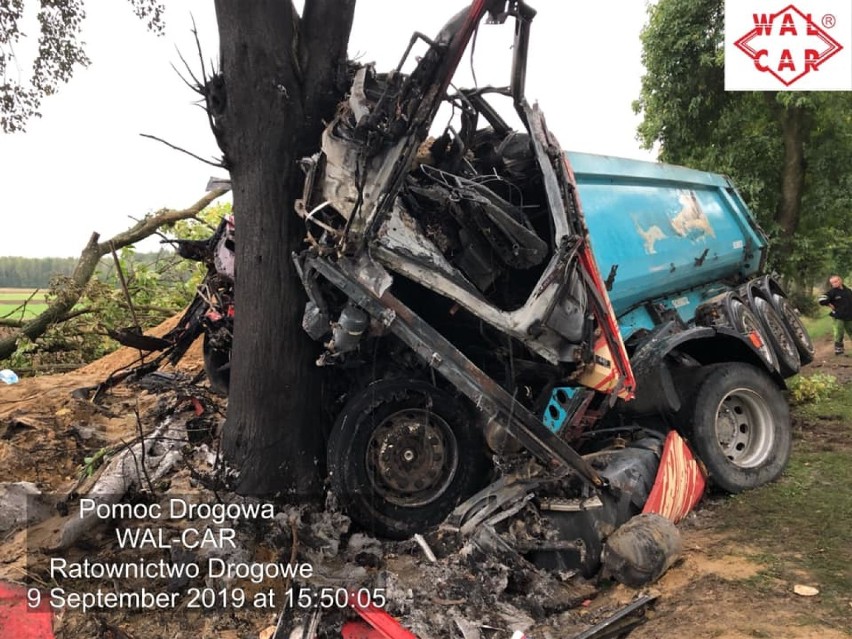 Łobodno: Kierowca uderzył w drzewo, ciężarówka stanęła w płomieniach. 68-latka zabrało Lotnicze Pogotowie Ratunkowe [ZDJĘCIA]