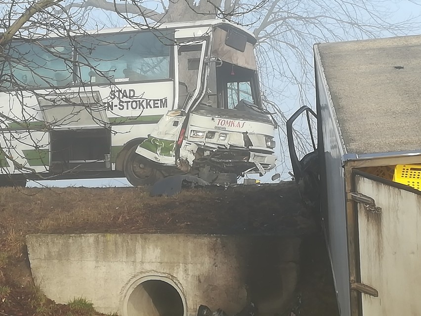 Samochód dostawczy zderzył się z autobusem w Rywałdzie [wideo, zdjęcia]