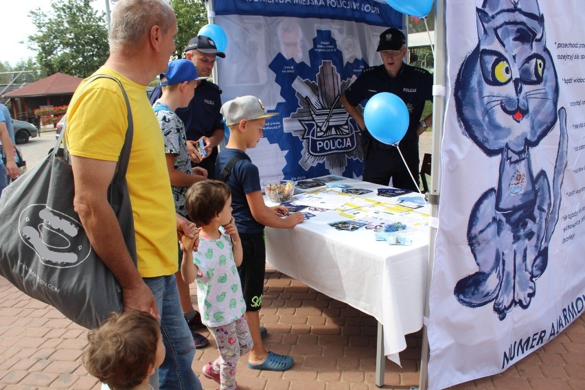 Piękna pogoda, wodne atrakcje, tłumy ludzi i…policjanci. Wakacyjna promocja zawodu policjanta w Uniejowie (ZDJĘCIA)