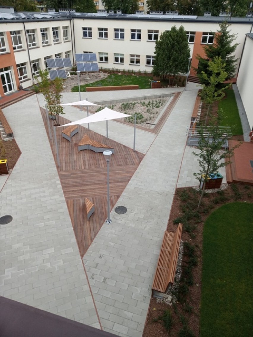 Otwarto proekologiczne patio na dziedzińcu wolskiej szkoły. Kosztowało ponad milion złotych. ''To nie fanaberia, to potrzeba edukacyjna''