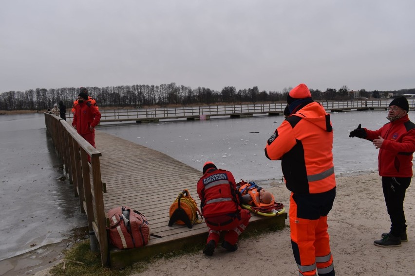 Pleszewscy ratownicy medyczni, ratownicy z WOPR Gołuchów i strażacy ochotnicy z miejscowe jednostki przeprowadzili wspólne ćwiczenia na lodzie