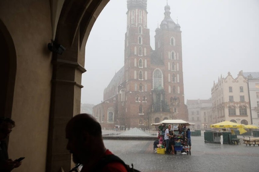 Kraków po kolejnej wielkiej burzy. Woda wdarła się do przedszkola i hali sportowej. Nawałnica powaliła dwustuletni dąb