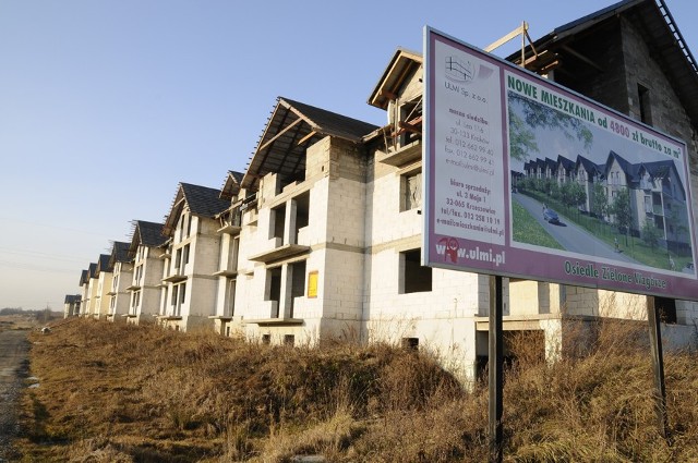 W 2009 roku na osiedlu Zielone Wzgórze stanęły prace budowlane. Budynki niszczeją