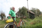 Kładki dla pieszych nad torowiskiem w Nędzy grożą zawaleniem. PKP nie chce ich remontować