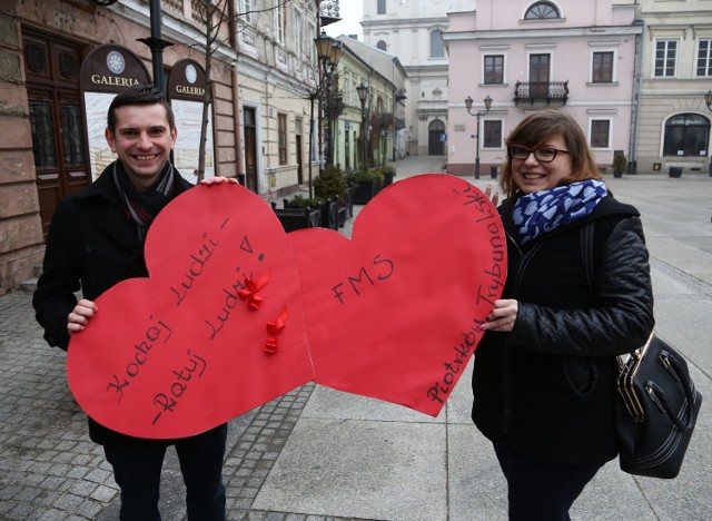 Działacze FMS i SLD rozdawali dziś Karty Życia