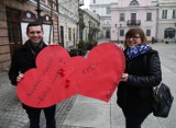 Działacze FMS w Piotrkowie rozdawali dziś Karty Życia